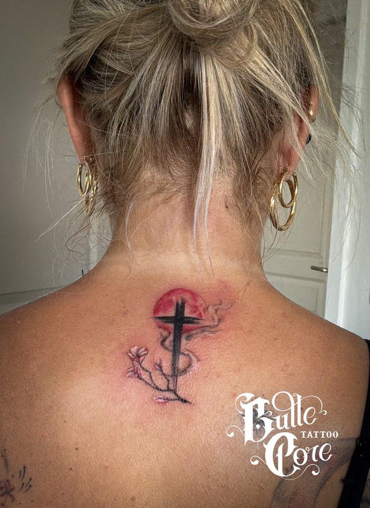 Tatouage Croix, Lune et branche de cerisier en fleurs Bulle Core Tattoo Studio